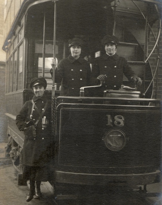 Chesterfield Corporation Tramways No 18 and conductresses, 