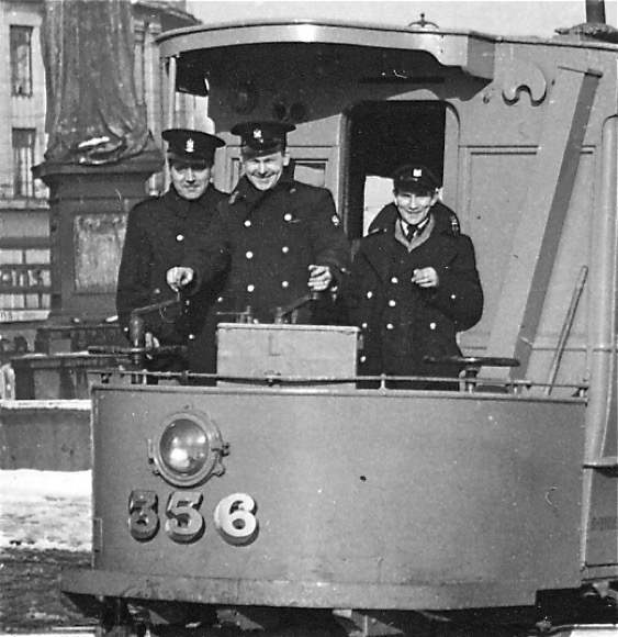 Sheffield Corporation Tramways Tramcar No 356 and crew
